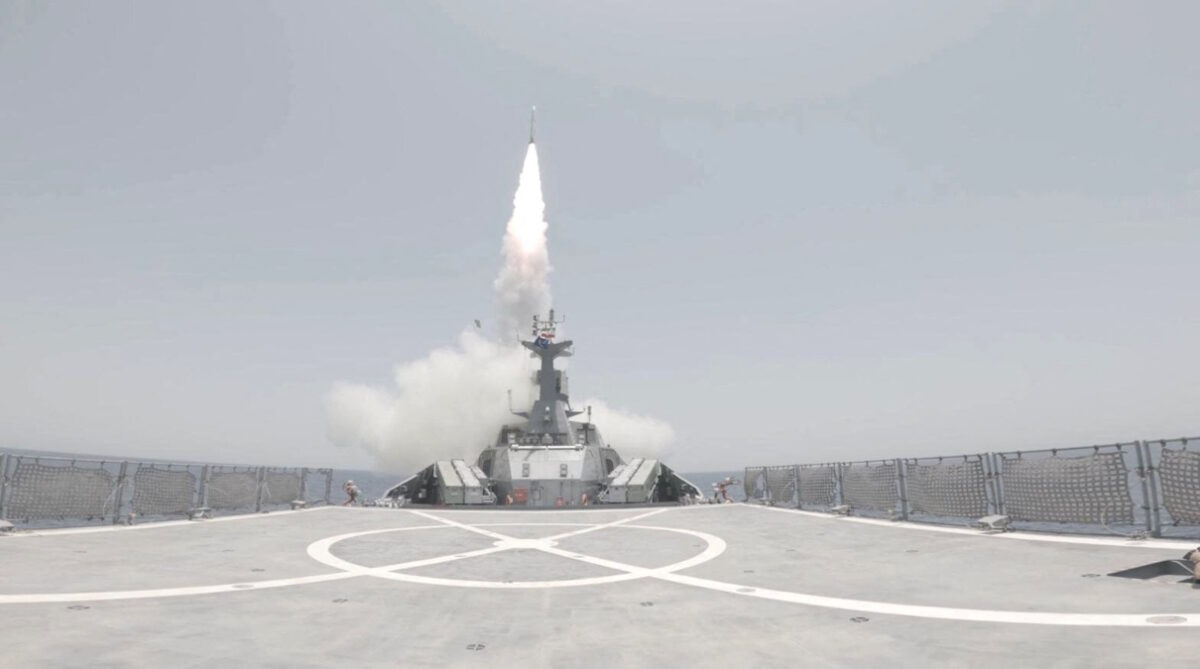 Πύραυλος εκτοξεύεται κατά τη διάρκεια άσκησης στο νότιο Ιράν