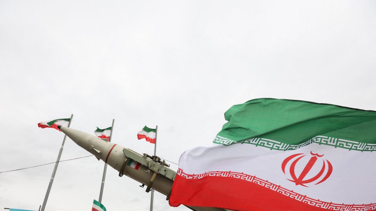 Ιρανική σημαία κυματίζει δίπλα σε έναν πύραυλο στο κέντρο της Τεχεράνης