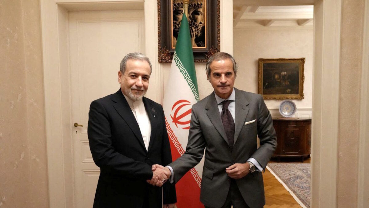 Ο υπουργός Εξωτερικών του Ιράν Αμπάς Αραγτσί (αριστερά) με τον Ραφαέλ Γκρόσι, επικεφαλής του ΔΟΑΕ (δεξιά)