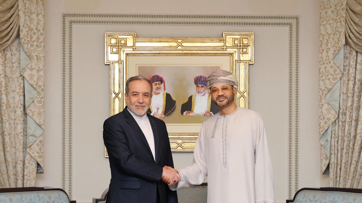 Ο υπουργός Εξωτερικών του Ιράν, Αμπάς Αραγτσί με τον ομόλογό του από το Ομάν