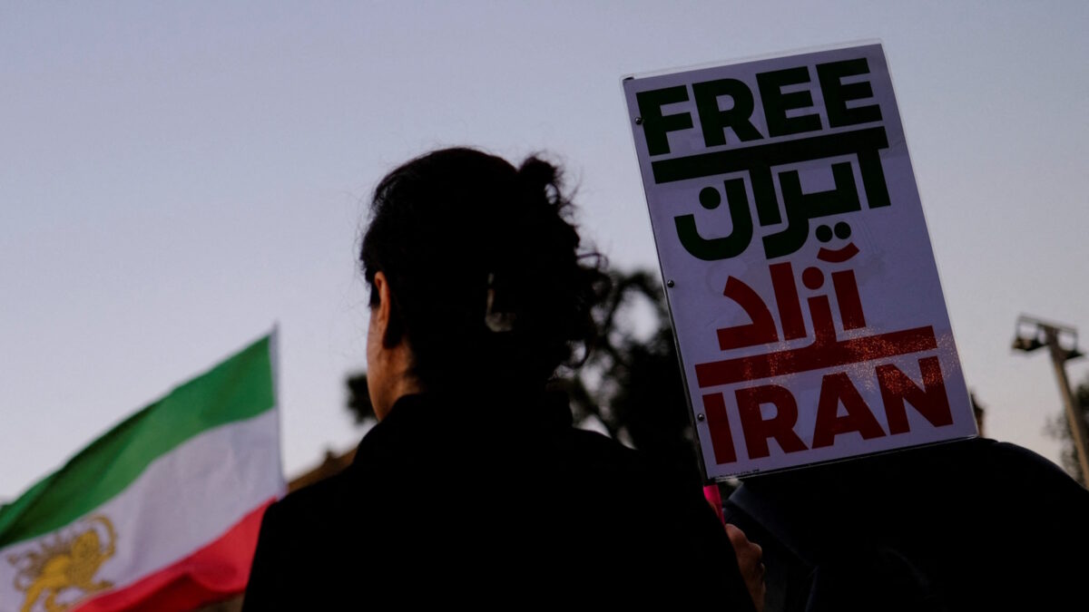 Ιρανή διαδηλώτρια σε αντικυβερνητική συγκέντρωση διαμαρτυρίας