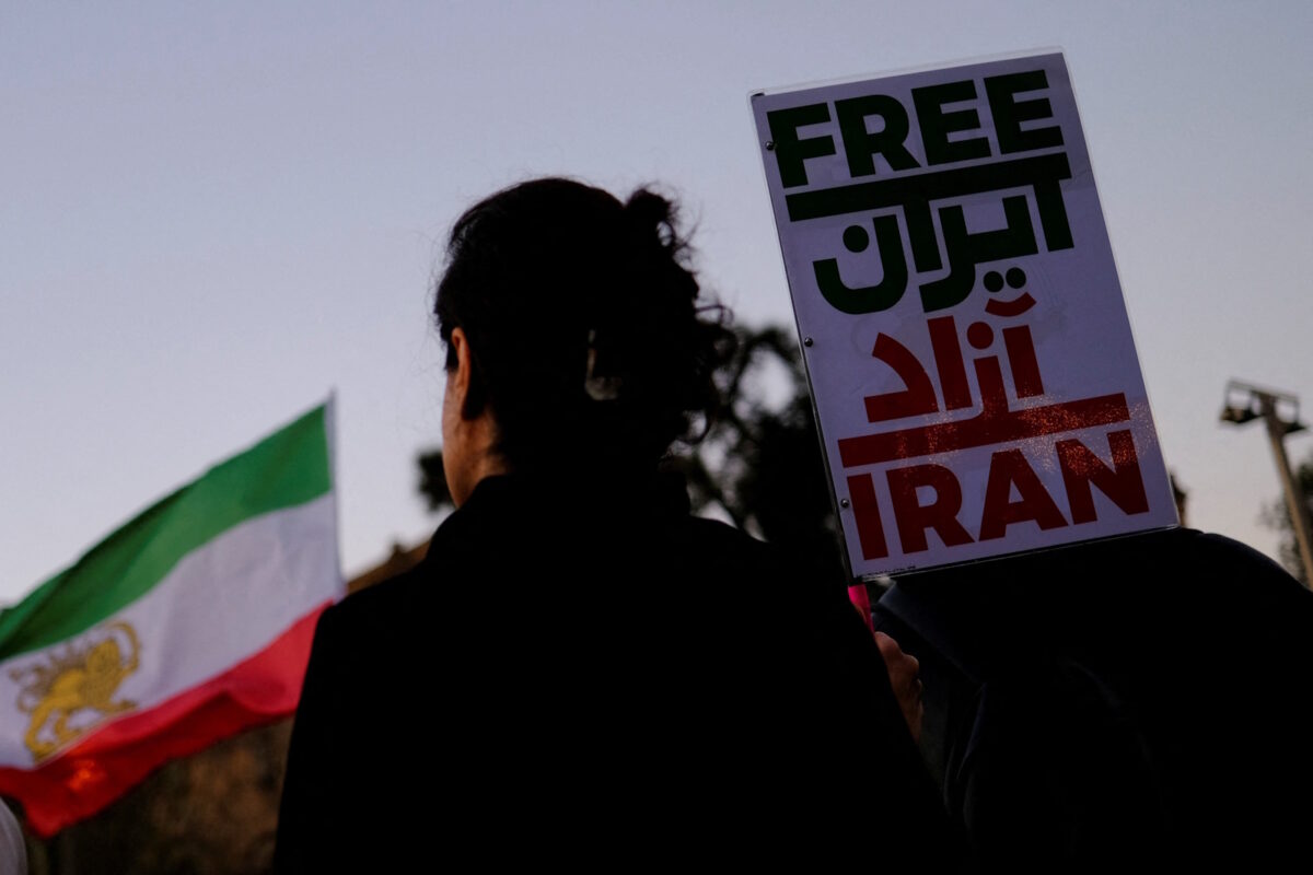 Ιρανή διαδηλώτρια σε αντικυβερνητική συγκέντρωση διαμαρτυρίας