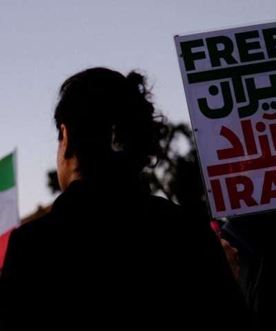 Ιρανή διαδηλώτρια σε αντικυβερνητική συγκέντρωση διαμαρτυρίας