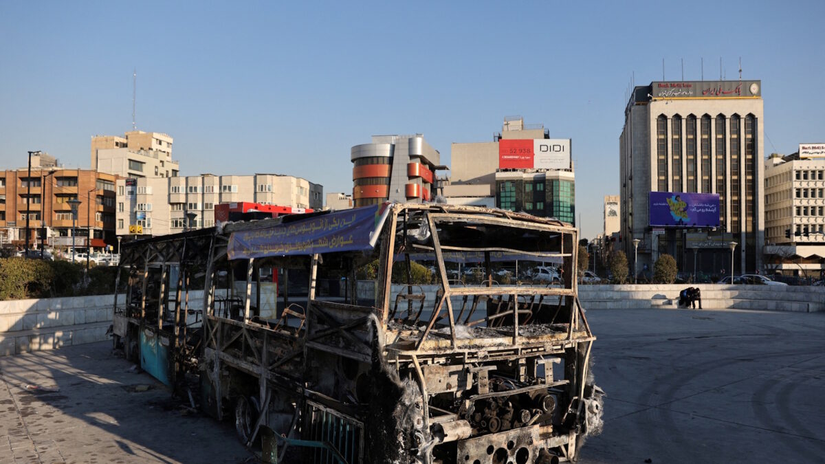 λεωφορείο στην Τεχεράνη που κάηκε κατά την διάρκεια των αντικυβερνητικών διαδηλώσεων