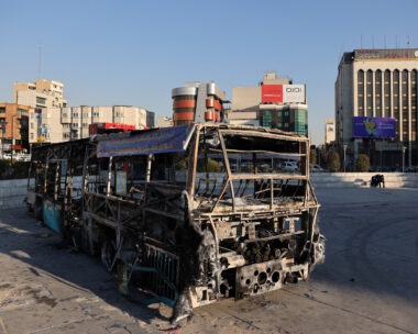 λεωφορείο στην Τεχεράνη που κάηκε κατά την διάρκεια των αντικυβερνητικών διαδηλώσεων