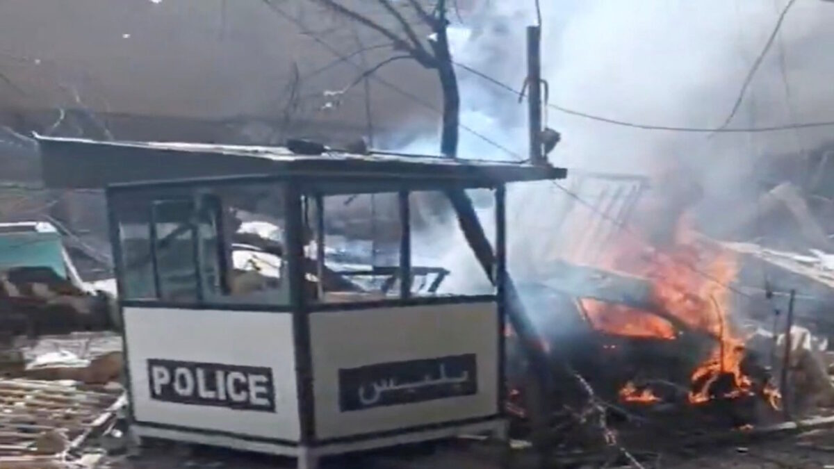 Συντρίμμια και φωτιά από πλήγματα στην Τεχεράνη