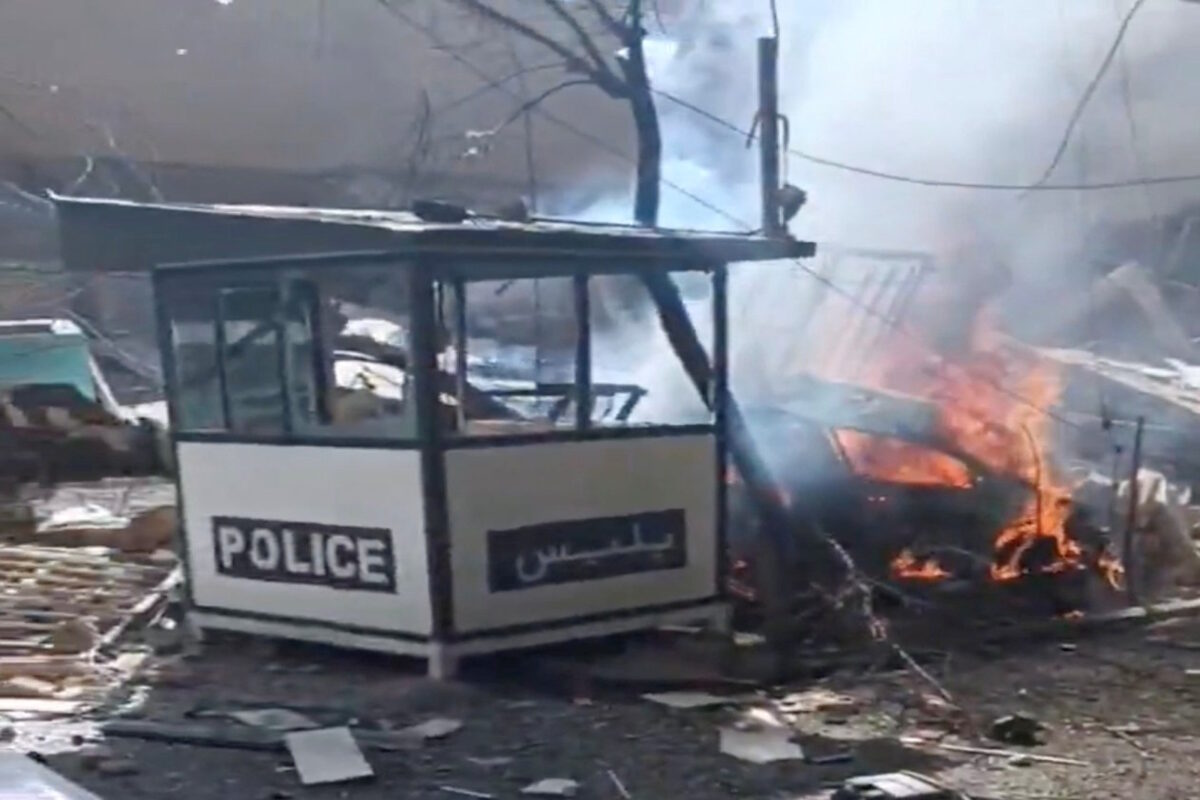 Συντρίμμια και φωτιά από πλήγματα στην Τεχεράνη