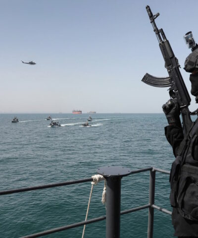 Ένα μέλος του ιρανικού στρατού συμμετέχει στην κοινή ναυτική άσκηση του Ιράν και της Ρωσίας στο νότιο Ιράν