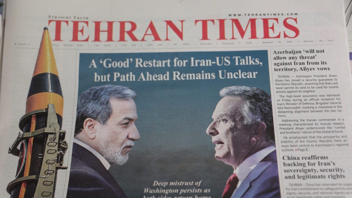 Ιρανικό πρωτοσέλιδο με τον Ιρανό υπουργό Εξωτερικών Αμπάς Ααραγτσί (αριστερά) και τον ειδικό απεσταλμένο των ΗΠΑ, Στιβ Γουίτκοφ (δεξιά)