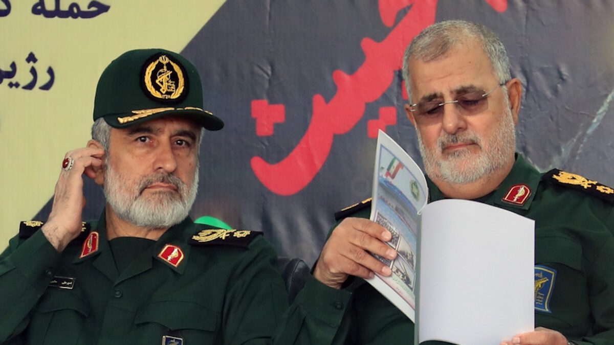 Ο διοικητής των Φρουρών της Ισλαμικής Επανάστασης του Ιράν, στρατηγός Μοχάμεντ Πακπούρ (αριστερά) και ο υπουργός άμυνας του Ιράν Αμίρ Νασιρζαντέχ (δεξιά)