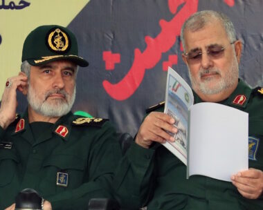 Ο διοικητής των Φρουρών της Ισλαμικής Επανάστασης του Ιράν, στρατηγός Μοχάμεντ Πακπούρ (αριστερά) και ο υπουργός άμυνας του Ιράν Αμίρ Νασιρζαντέχ (δεξιά)