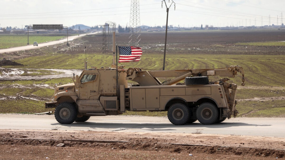 Αμερικανικό στρατιωτικό όχημα που συνοδεύει την μεταφορά μελών του Ισλαμικού Κράτους στο Ιράκ