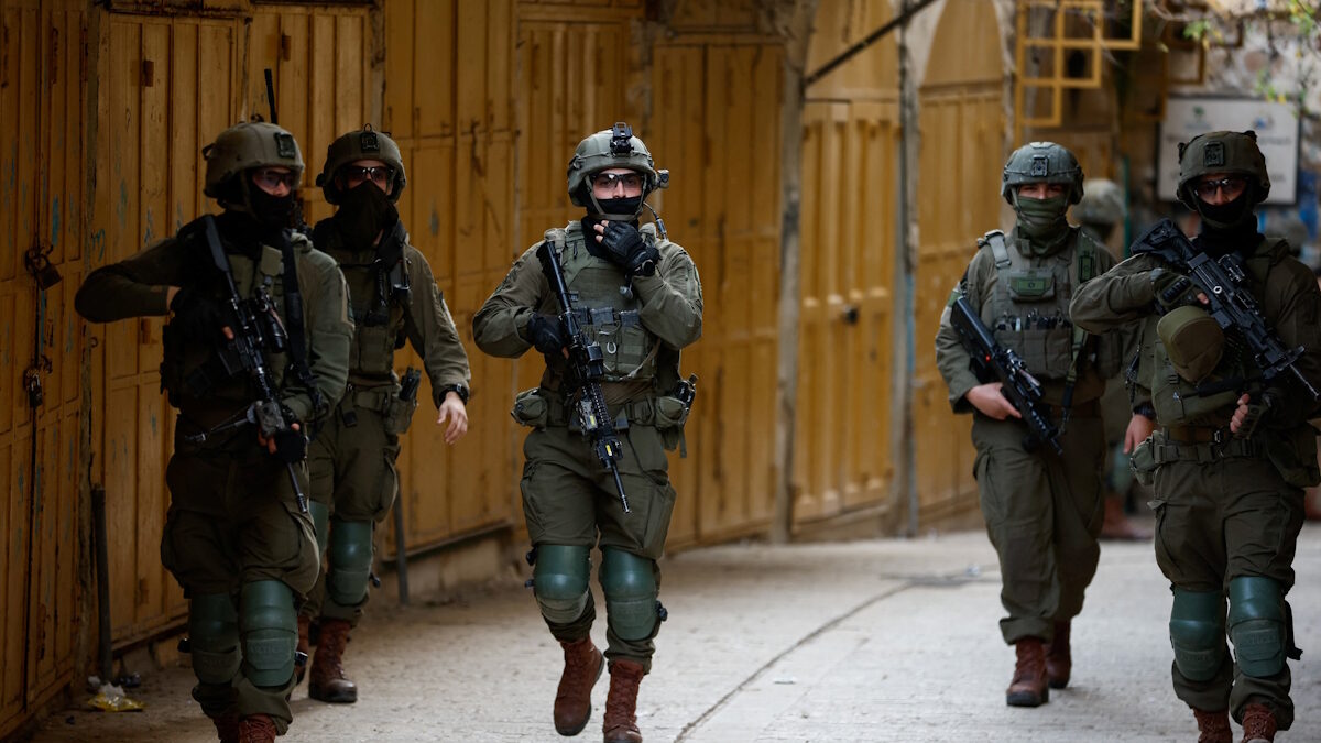 Ισραηλινοί στρατιώτες περιπολούν στη Χεβρώνα της Δυτικής Όχθης