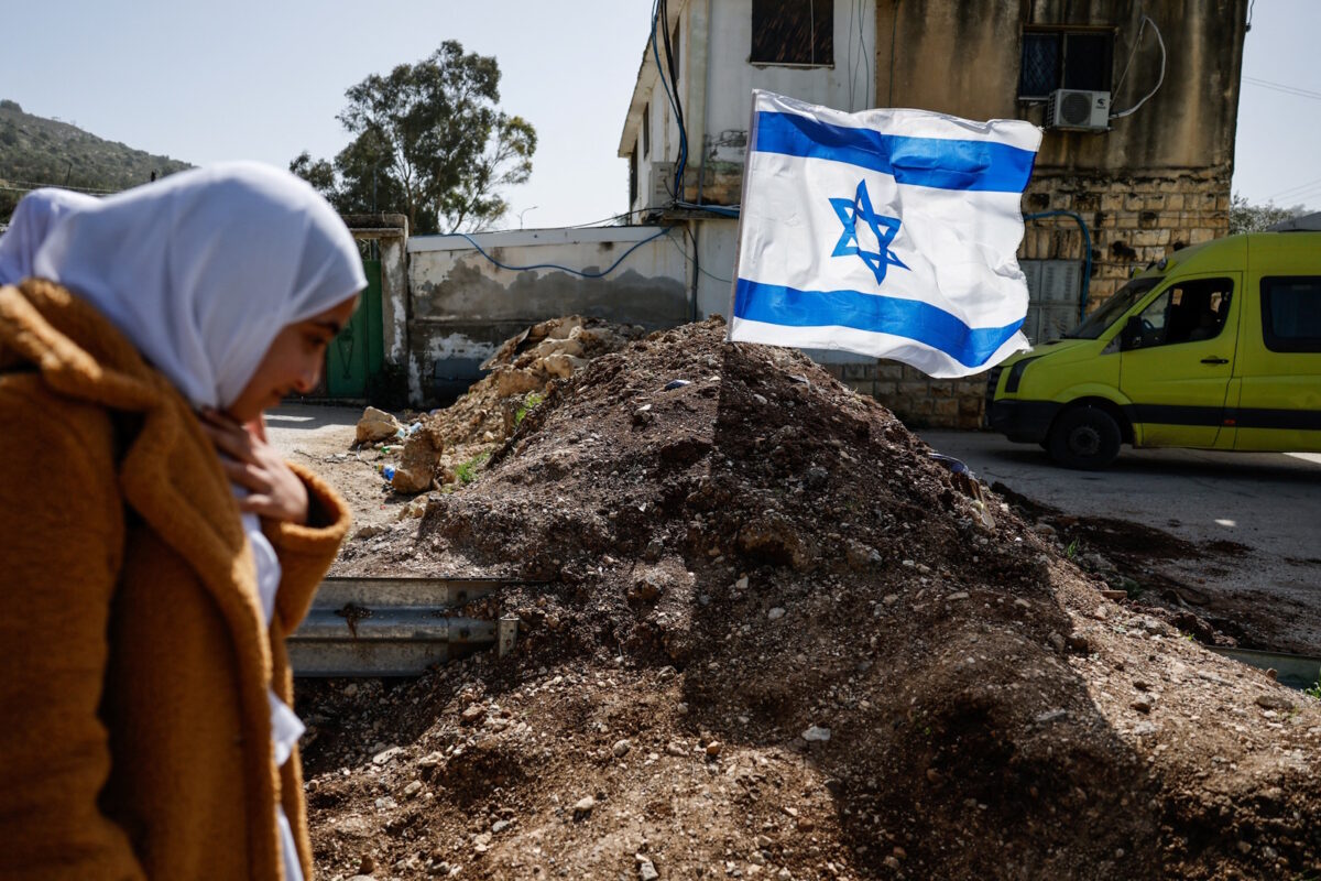 Σημαία του Ισραήλ σε ανέγερση εβραϊκού οικισμού στη Δυτική Όχθη