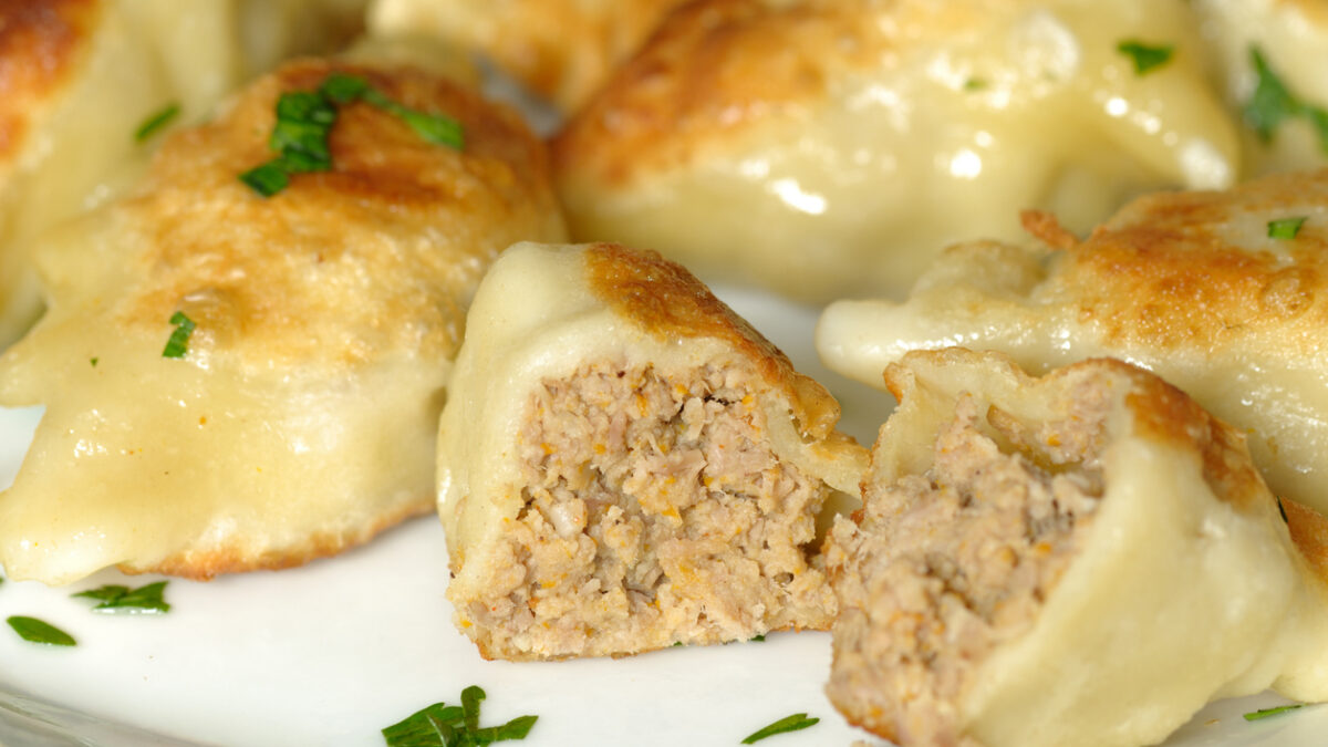 Συνταγή για γκιόζα με χοιρινό κιμά, φρέσκο κρεμμυδάκι και τζίντζερ στο τηγάνι