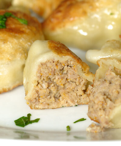 Συνταγή για γκιόζα με χοιρινό κιμά, φρέσκο κρεμμυδάκι και τζίντζερ στο τηγάνι