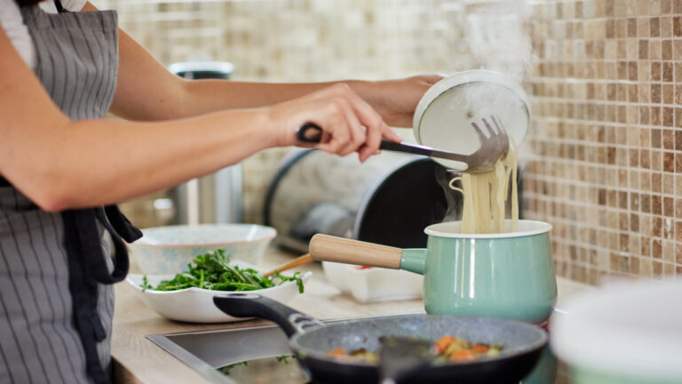 Σουπιές φρικασέ και ζυμαρικά με γαρίδες αλ φρέντο ξεχωρίζουν στο μενού της επόμενης εβδομάδας