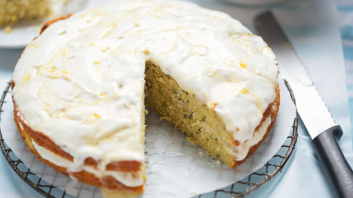 Frosted courgette lemon cake with lemon cream