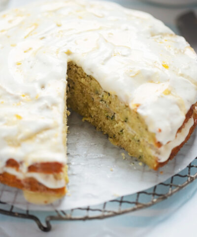 Frosted courgette lemon cake with lemon cream