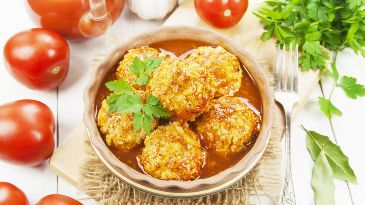 Κοκκινιστά γιουβαρλάκια με τραχανά