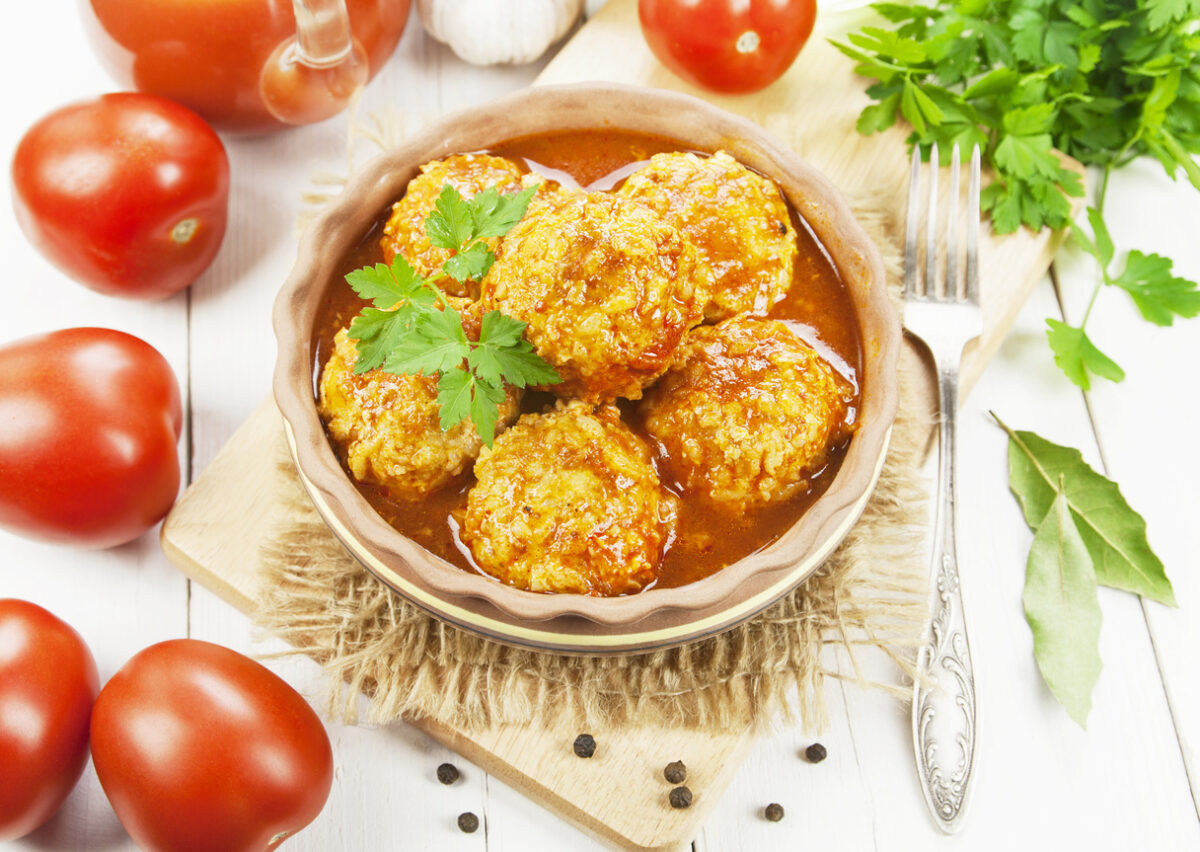 Συνταγή για γιουβαρλάκια με τραχανά κοκκινιστά 