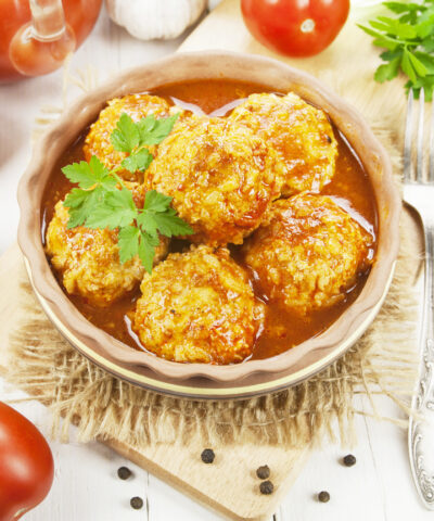 Κοκκινιστά γιουβαρλάκια με τραχανά