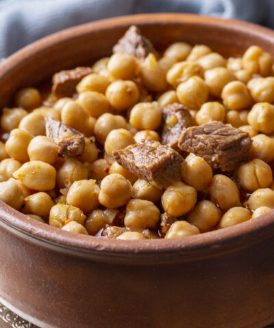 Μοσχάρι κοκκινιστό με ρεβίθια