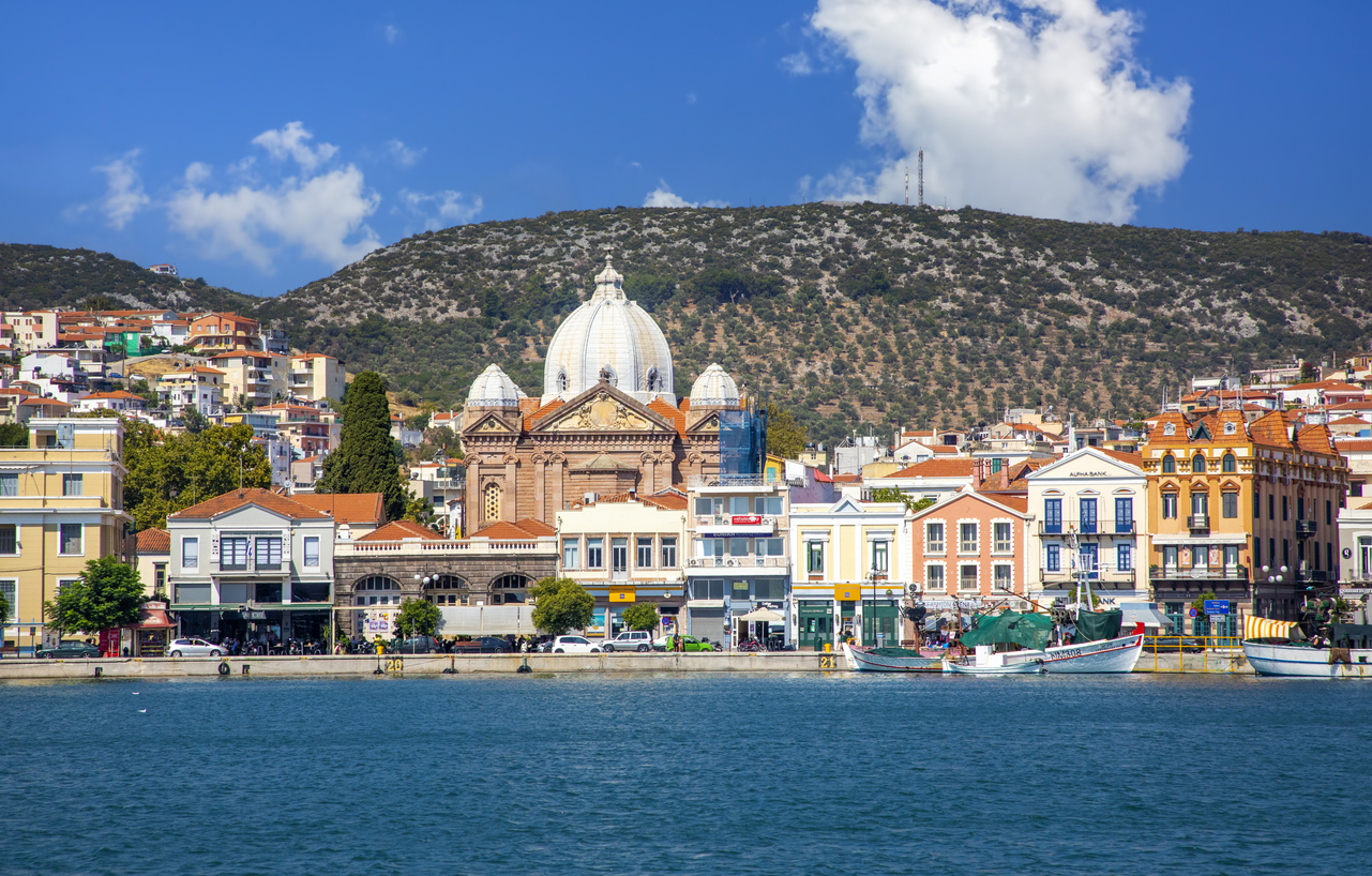 Το λιμάνι της Μυτιλήνης με τον καθεδρικό ναό του Αγίου Θεράποντα, Λέσβος