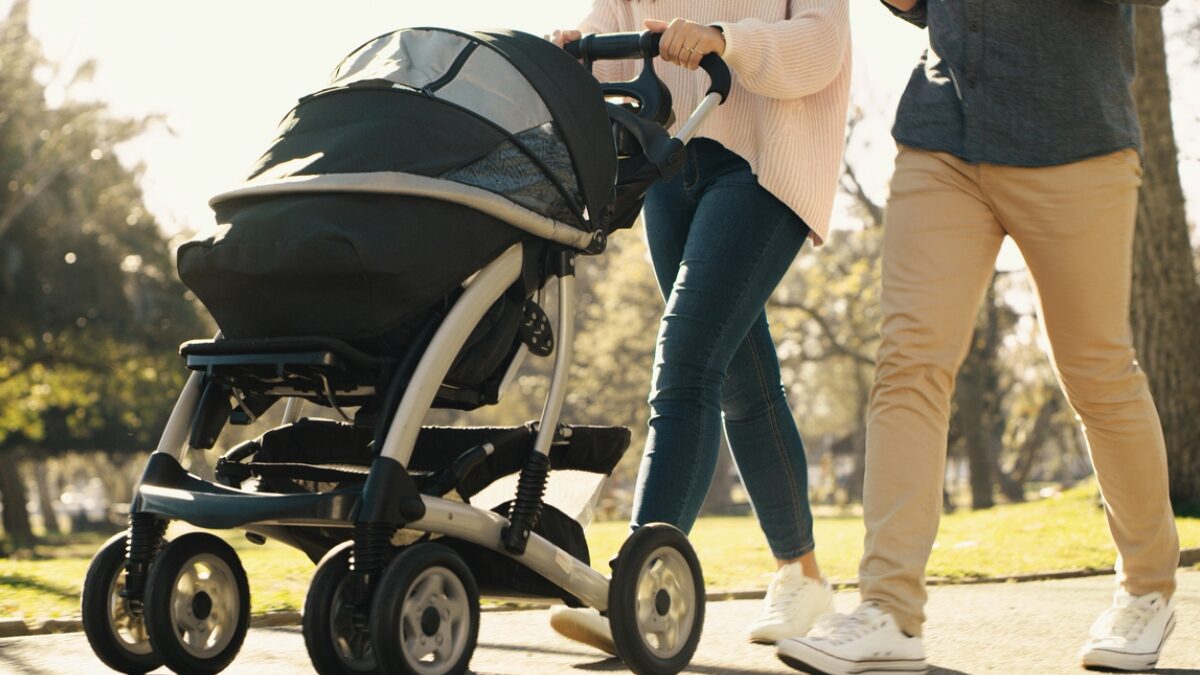 Ζευγάρι σπρώχνει παιδικό καροτσάκι