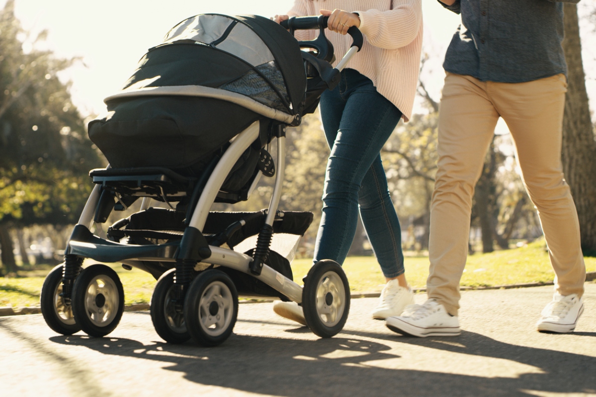 Ζευγάρι σπρώχνει παιδικό καροτσάκι