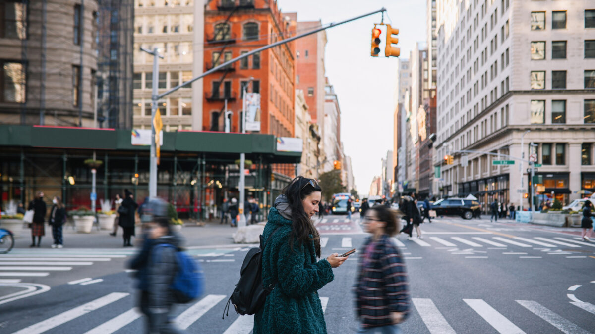 Woman in her 30s commuting through the streets of Manhattan, New York City.
