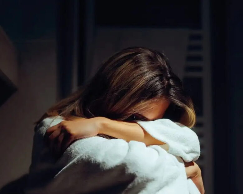 Στη φυλακή 55χρονη για παρενόχληση δημοσιογράφου επί 15 χρόνια: Της έστελνε δώρα και της ζητούσε να βγουν