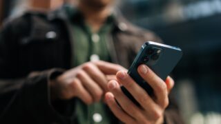 Η ΕΛΑΣ προεοδοποιεί για απάτη με sms για πληρωμή «μαϊμού» προστίμου λόγω υπέρβασης ταχύτητας