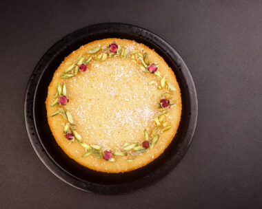 Κέικ με ροδόνερο και κάρδαμο