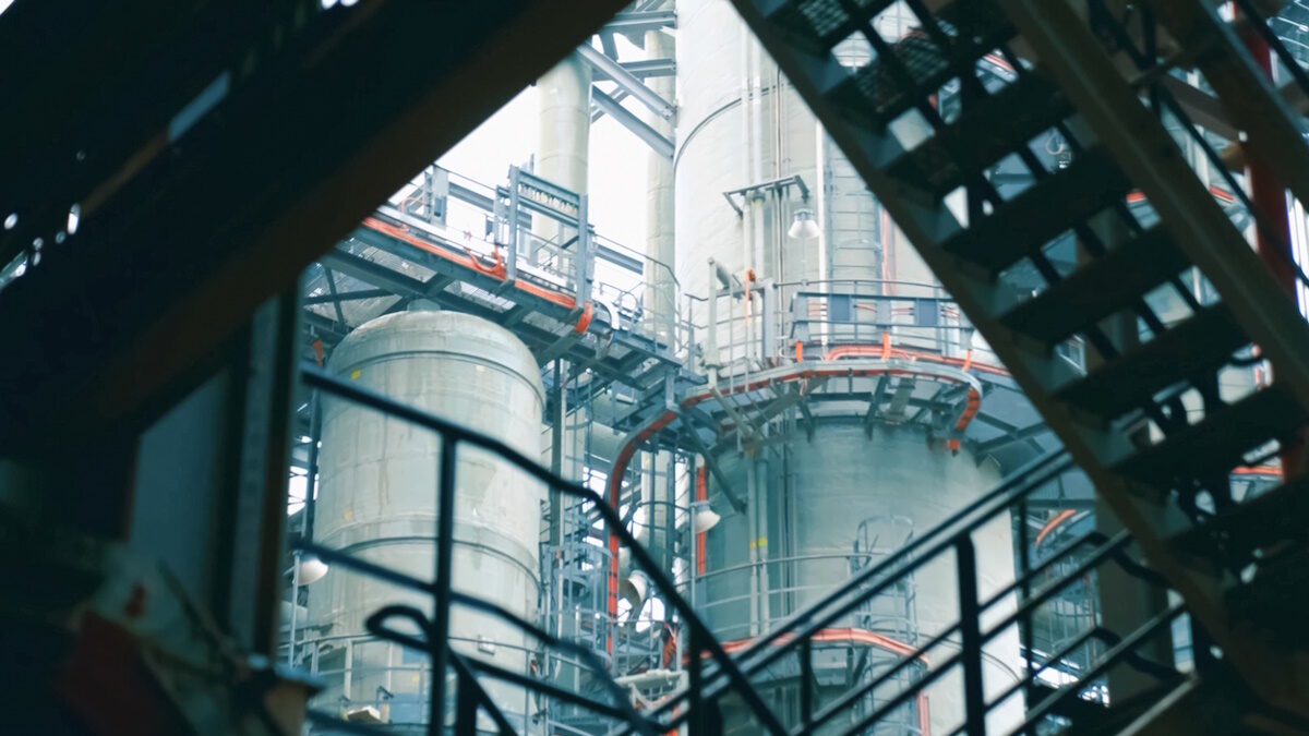 A complex system of pipes and assemblies in a plant for the production and treatment of liquefied natural gas