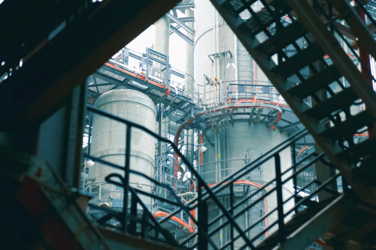 A complex system of pipes and assemblies in a plant for the production and treatment of liquefied natural gas