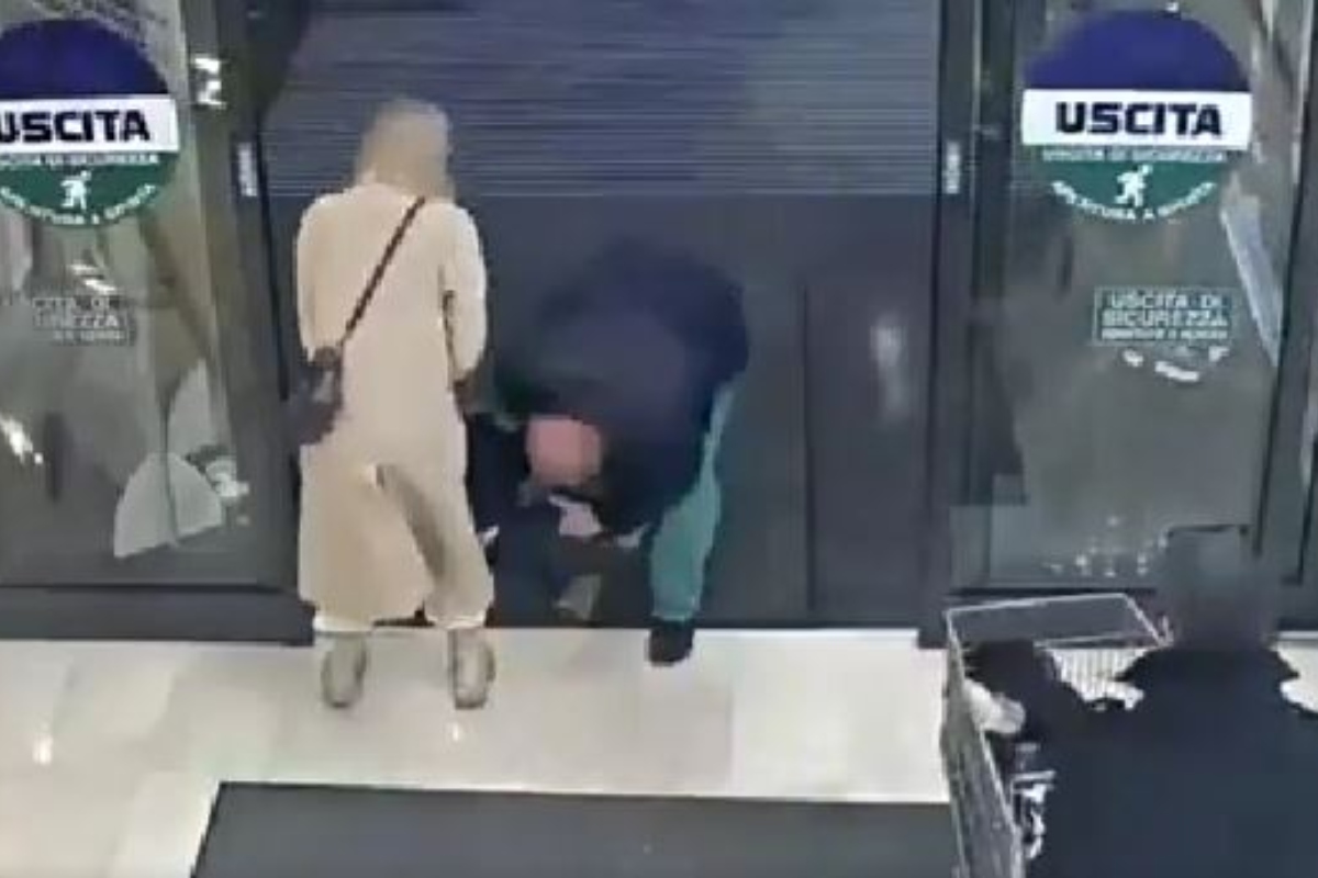 Ο άνδρας την ώρα που προσπαθεί να αρπάξει το παιδί