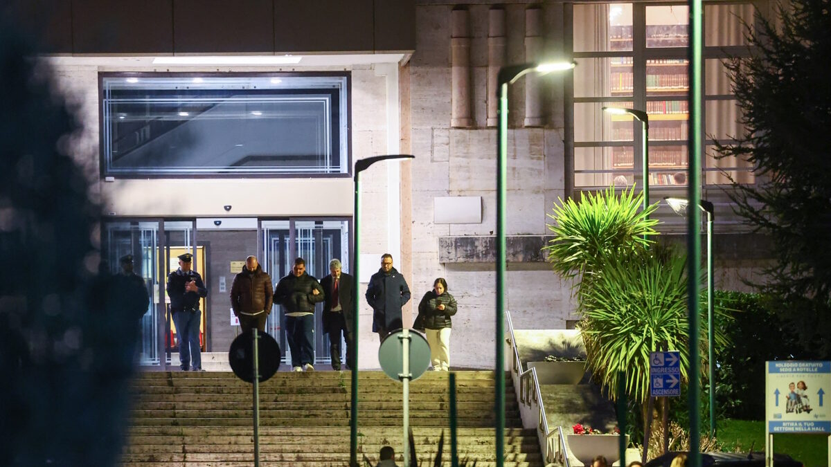 Η Patrizia Mercolino, μητέρα του μικρού παιδιού που βρίσκεται σε κρίσιμη κατάσταση μετά από μεταμόσχευση καρδιάς φεύγει από το νοσοκομείο Monaldi μαζί με τον πατέρα και συγγενείς στη Νάπολη της Ιταλίας