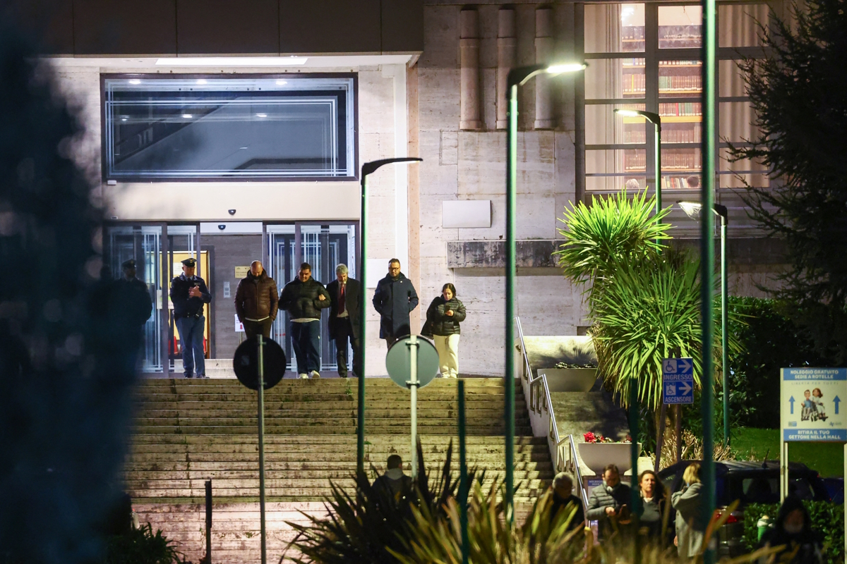 Η Patrizia Mercolino, μητέρα του μικρού παιδιού που βρίσκεται σε κρίσιμη κατάσταση μετά από μεταμόσχευση καρδιάς φεύγει από το νοσοκομείο Monaldi μαζί με τον πατέρα και συγγενείς στη Νάπολη της Ιταλίας