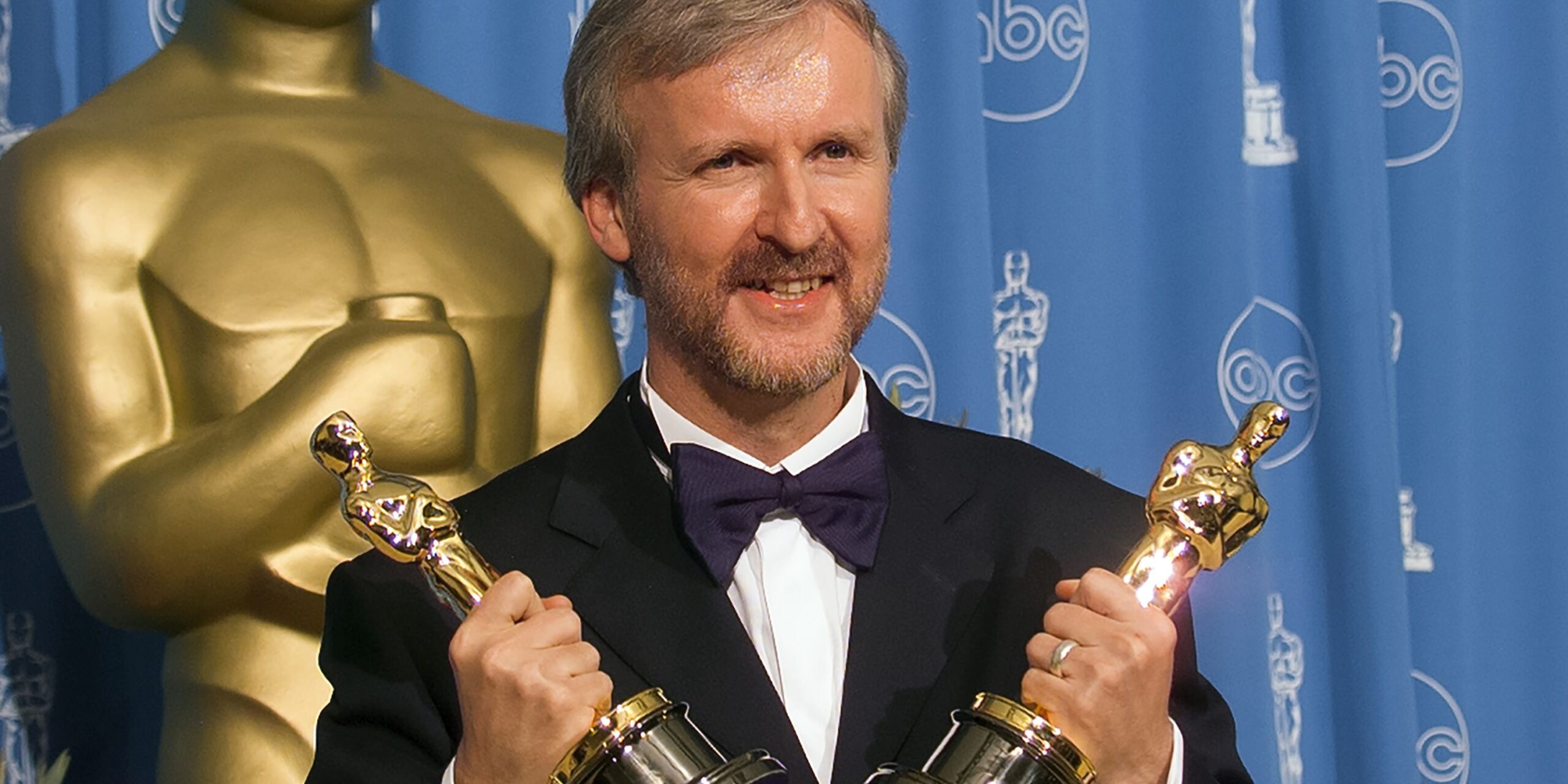 Ο Τζέιμς Κάμερον με τα βραβεία Όσκαρ