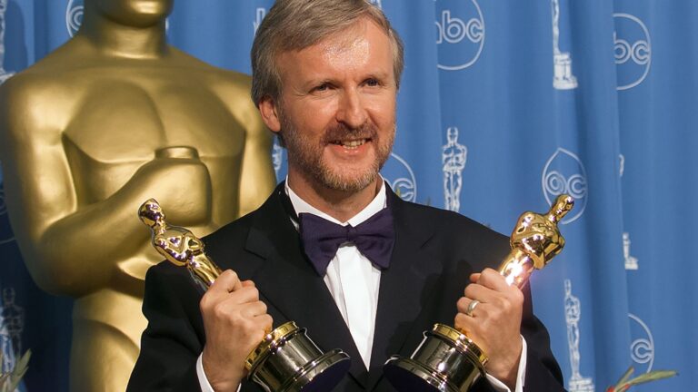 Ο Τζέιμς Κάμερον με τα βραβεία Όσκαρ