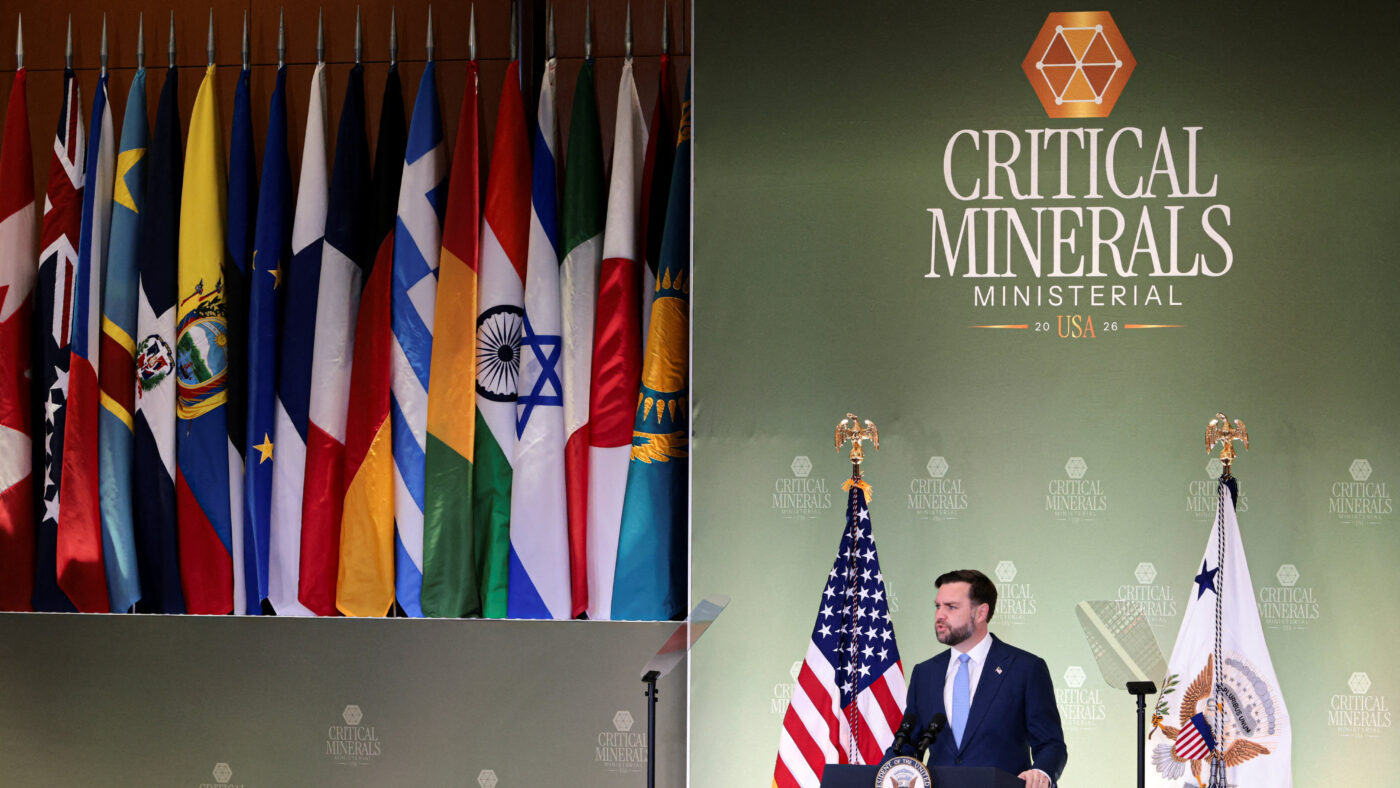 Ο Αντιπρόεδρος των ΗΠΑ Τζέι Ντι Βανς μιλάει κατά τη διάρκεια της υπουργικής συνάντησης για τα κρίσιμα ορυκτά