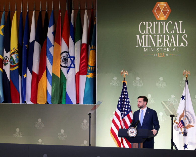 Ο Αντιπρόεδρος των ΗΠΑ Τζέι Ντι Βανς μιλάει κατά τη διάρκεια της υπουργικής συνάντησης για τα κρίσιμα ορυκτά