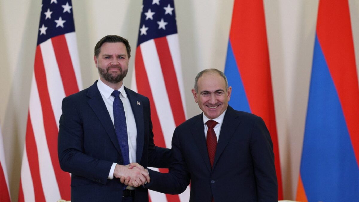 Νικόλ Πασινιάν και Τζέι Ντι Βανς