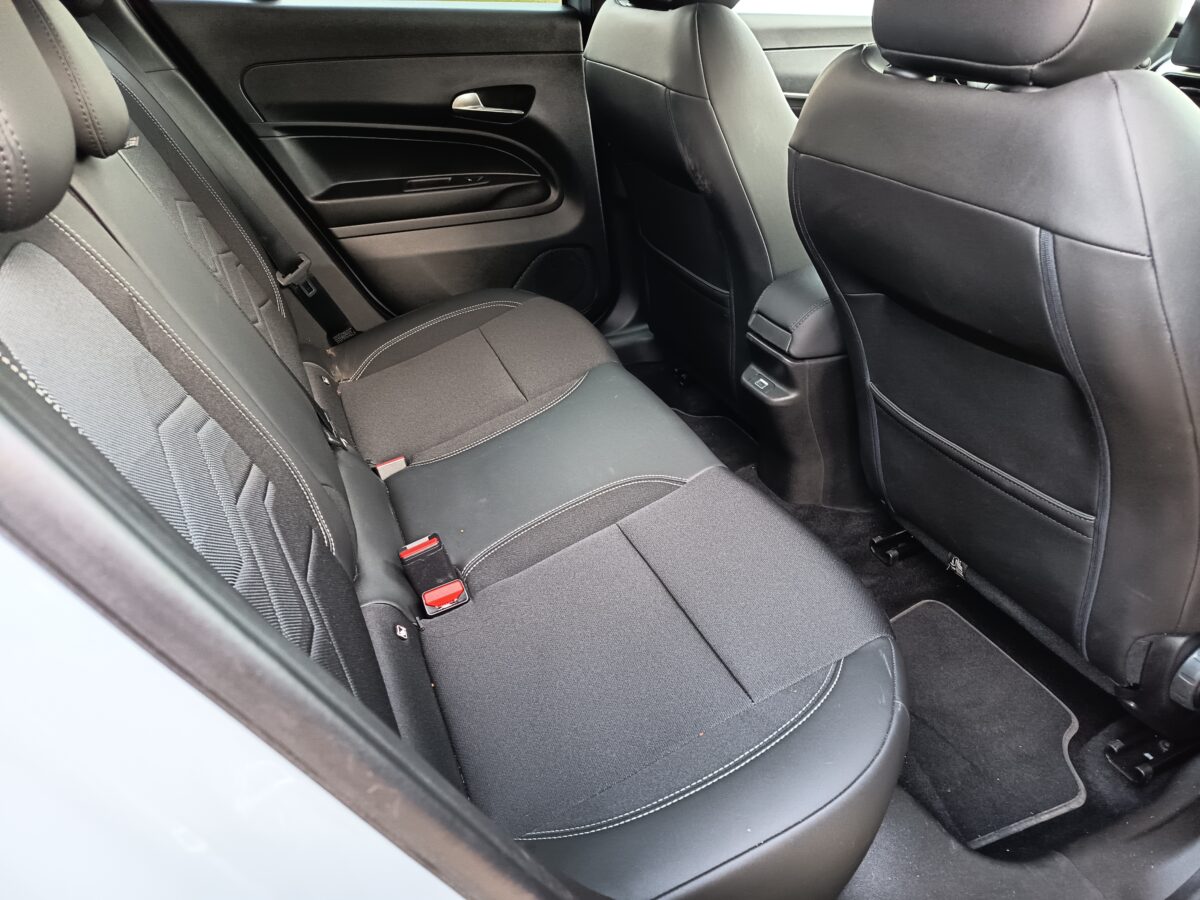 jeep-avenger-e-hybrid-110