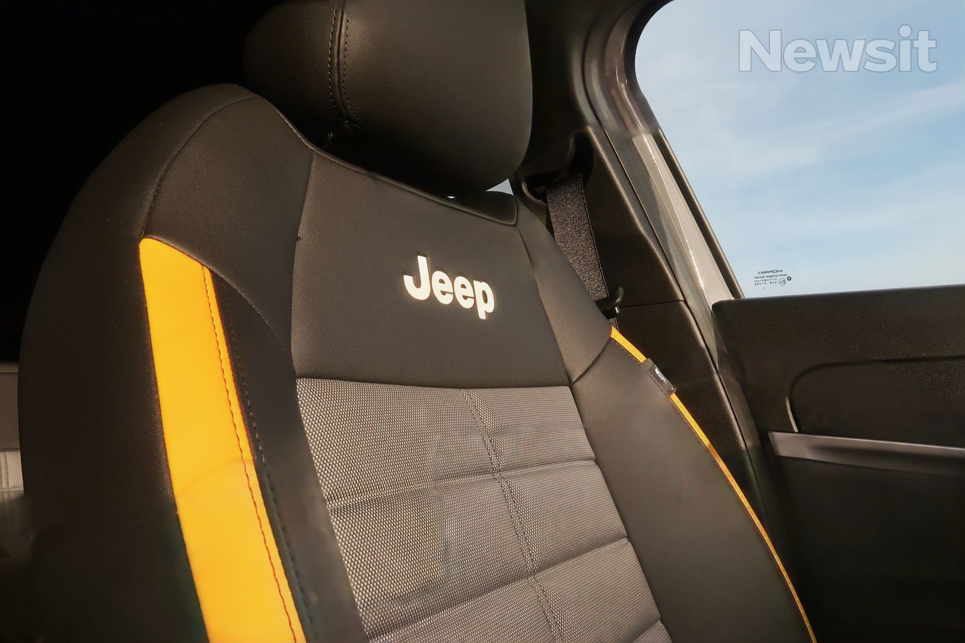 Οι επενδύσεις των καθισμάτων εκτός από εξαιρετικής σχεδίασης που τονίζουν τον περιπετειώδη χαρακτήρα του αυτοκινήτου είναι και πλενόμενες, υπογραμμίζοντας την πρακτικότητα στο χαρακτήρα του συλλεκτικού Avenger.