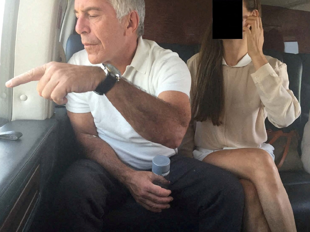 Ο χρηματοδότης και καταδικασμένος σεξουαλικός εγκληματίας, Jeffrey Epstein με μία γυναίκα, της οποίας η ταυτότητα έχει αποκρυφτεί
