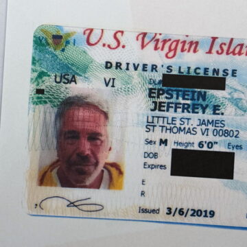 Ένα διαγραμμένο έγγραφο που περιλαμβανόταν στην ανακοίνωση του υπουργείου Δικαιοσύνης των ΗΠΑ σχετικά με τους φακέλους του Jeffrey Epstein, δείχνει την άδεια οδήγησής του