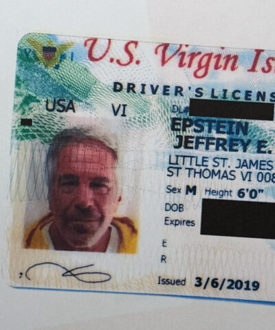 Ένα διαγραμμένο έγγραφο που περιλαμβανόταν στην ανακοίνωση του υπουργείου Δικαιοσύνης των ΗΠΑ σχετικά με τους φακέλους του Jeffrey Epstein, δείχνει την άδεια οδήγησής του