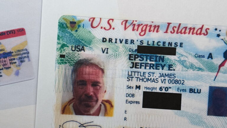 Ένα διαγραμμένο έγγραφο που περιλαμβανόταν στην ανακοίνωση του υπουργείου Δικαιοσύνης των ΗΠΑ σχετικά με τους φακέλους του Jeffrey Epstein, δείχνει την άδεια οδήγησής του